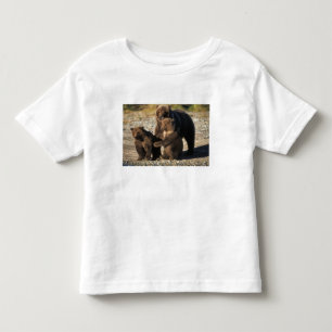 Braunbär, Grizzlybär, Bärin mit Jungen an der Küst Kleinkind T-shirt