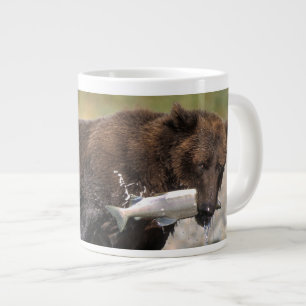 Braunbär, Grizzlybär, mit Lachsfang, Jumbo-Tasse