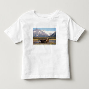 Braunbär, Grizzlybär reckt sich auf dem Rücken Kleinkind T-shirt