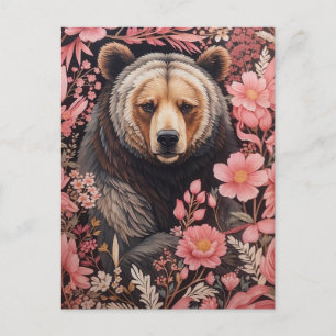 Braunbär mit fesselndem Blick vor rosa Blumen Postkarte