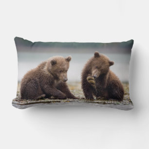 Braunbärenjunge am Bach Lendenkissen