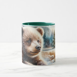 Braunbärjunges im Winterschnee und Kiefern Tasse