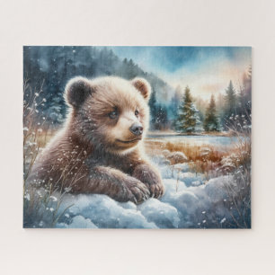 Braunbärjunges im Winterschnee und zwischen Kiefer Puzzle