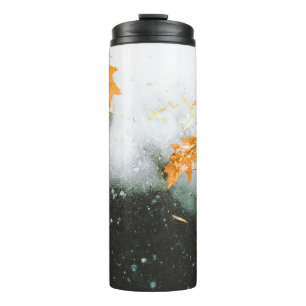 BRAUNE AHORNBLÄTTER AUF GLAS THERMOSBECHER