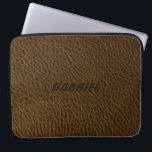 Braune, ausgeblendete Imitate Lederschau Monogramm Laptopschutzhülle<br><div class="desc">Elegantes,  braunes,  abgenutztes Imitat mit individualisierbarem Monogramm 2. Verfügbar über viele Produkte und kann auf alle Produkte von Zazzle angefordert werden. Wenn Sie Hilfe bei der Anpassung eines meiner Designs benötigen,  kontaktieren Sie ArtOnWear Designer. Kostenlose Textformatierung mit Live-Hilfe auf Anfrage.</div>