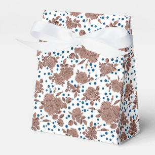 Braune beigefarbene Rosenblüten auf einem punktier Geschenkschachtel