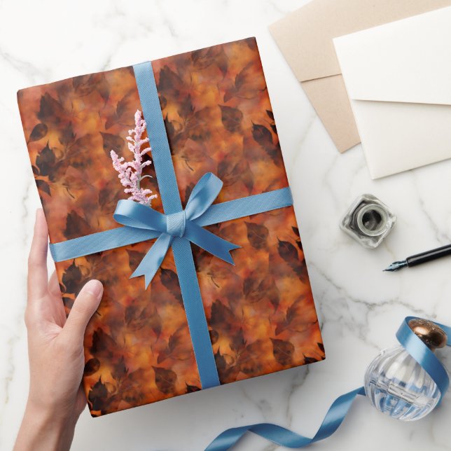 Braune Blätter auf Orange Geschenkpapier (Schenken)