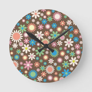 Braune Blumen im Vintage-Look mit Gänseblümchen, r Runde Wanduhr