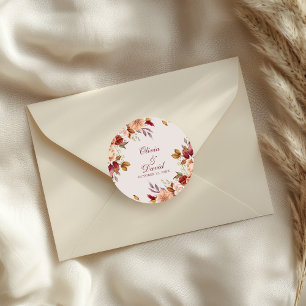 Braune Blumenhochzeitsaufkleber Namen Datum Elegan Runder Aufkleber