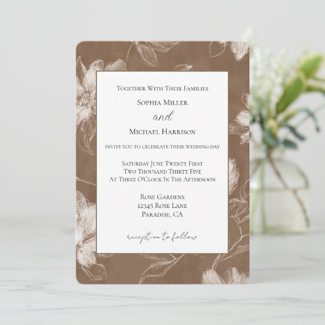 Braune Creme Blumen Hochzeit Einladung (Stehend Vorderseite)