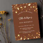 Braune Goldsterne zum Geburtstag Einladungspostkarte<br><div class="desc">Brauner Hintergrund mit goldenen Sternen. Personalisieren und fügen Sie einen Namen und Party-Details hinzu. Der Name wird mit einem handgeschriebenen Stilskript geschrieben,  mit weißen,  farbigen Buchstaben.</div>