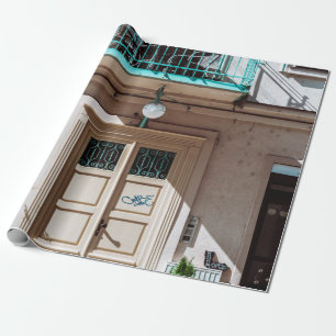 Braune Holztür auf weißem Gebäude Geschenkpapier