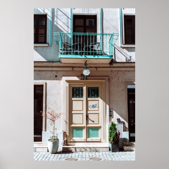 Braune Holztür auf weißem Gebäude Poster (Vorne)