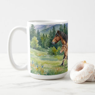 Braune Isländische Pferd und Fohlen auf einer Berg Kaffeetasse
