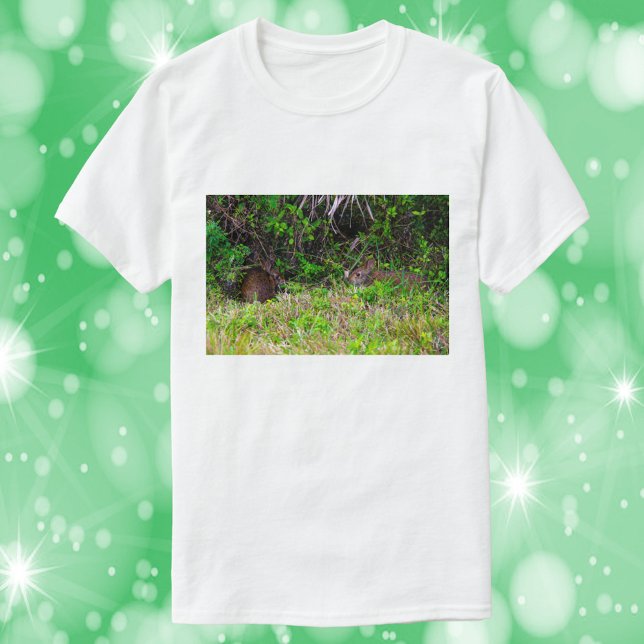 Braune Kaninchen in Grasfotografie T-Shirt (A tshirt with a photograph of two cute bunnies!)