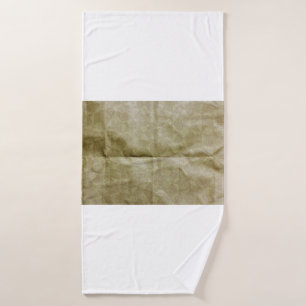 Braune Papierfalte. Mach das Papier kaputt. Hinter Badehandtuch
