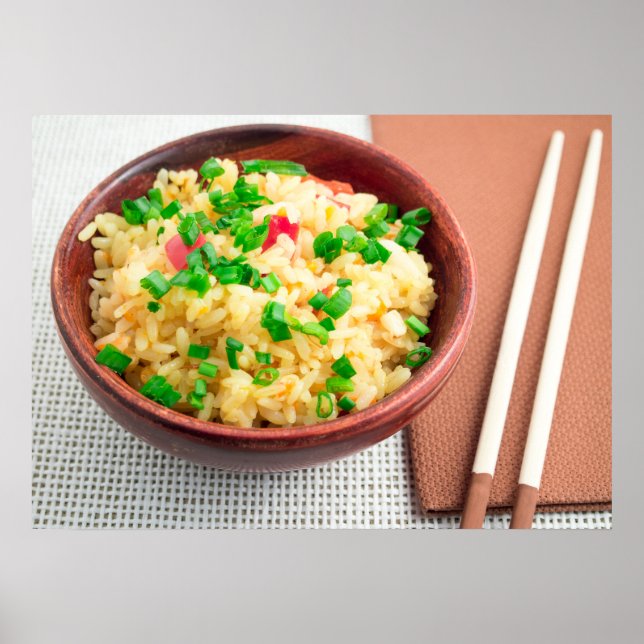 Braune Schüssel mit einem Teil gekochten Reises Poster (Vorne)