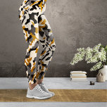 Braune Steinkohle Diagonale Camouflage mit Contour Leggings<br><div class="desc">Sie suchen ein modernes,  von Camouflagen inspiriertes Design? Dieses unendliche Muster verbindet topographische Konturlinien mit einzigartiger,  diagonaler Tarnung in Braun,  Grau und Kohle. Eine kühne städtische Modeerklärung für Menschen,  die wollte,  vor den Trends zu sein. Erhältlich auch in anderen Farbkombinationen. Ursprüngliches Design von Piotr Kowalczyk © Erster veröffentlicht: 13.06.2023.</div>