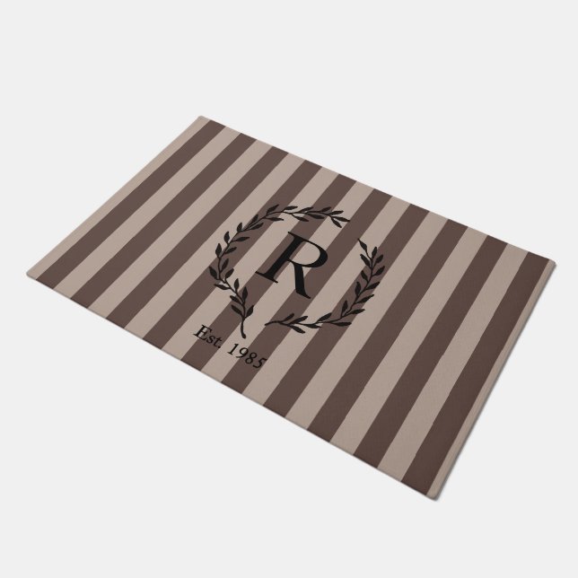 Braune und Beige Streifen Schwarzer Kranz Monogram Fußmatte (Schrägansicht)
