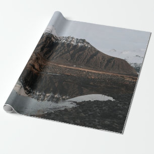 BRAUNE UND WEISSE BERGE IN DER NÄHE EINES SEES AM GESCHENKPAPIER