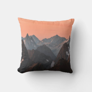 BRAUNE UND WEISSE BERGE UNTER ORANGEFARBENEM HIMME KISSEN
