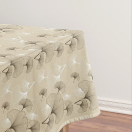 Braune und weiße Ginko-Blätter auf Tan Tischdecke