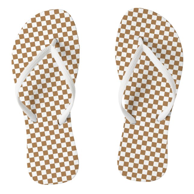 Braune und weiße karierte Flipflops (Fußbett)
