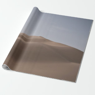 BRAUNE WÜSTE UNTER WEISSEM HIMMEL WÄHREND DES TAGE GESCHENKPAPIER