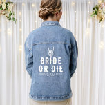 Bräunen oder Die Skeletton-Personalisiertes Brautp Jeansjacke<br><div class="desc">Personalisiertes Brautparty "Bride or die" Denim-Jacke mit dem Duschdatum der Braut und Skeletthand. Weißer Text für ein Halloween- oder gotisches Hochzeitsthema.</div>