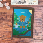 Brauner Bär Bärenriegel mit Namen Tri-fold Geldbeutel<br><div class="desc">Diese niedliche Kindertasche mit einem braunen Fischerbär macht während der Feriensaison ein lustiges kleine Geschenk. Auch macht ein großartiges Geschenk für einen Geburtstag . Personalisieren Sie es mit dem Namen des Kindes mithilfe der bereitgestellten Vorlage . © ArianeC Illustrations-Alle Rechte vorbehalten</div>