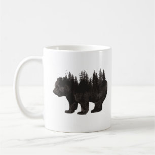 Brauner Bär mit einem Wald auf der Rückseite Kaffeetasse