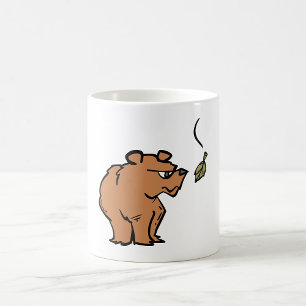Brauner Bär mit fallendem Herbstleaf Niedliche Tie Kaffeetasse