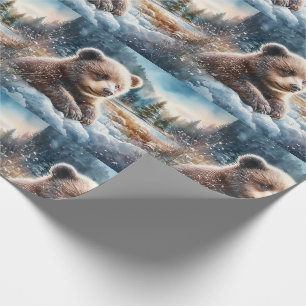 Brauner Bärenjunge im Winterschnee und Kiefern Geschenkpapier