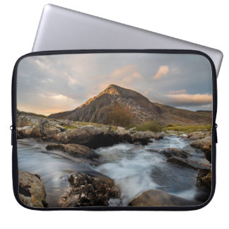 BRAUNER BERG IN DER NÄHE EINES GEWÄSSERS UNTER BED LAPTOPSCHUTZHÜLLE