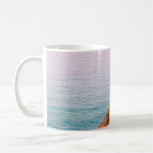 Brauner Felsberg auf dem Wasserkörper Kaffeetasse