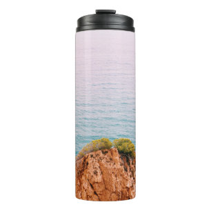 Brauner Felsberg auf dem Wasserkörper Thermosbecher
