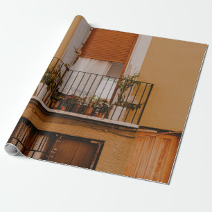 BRAUNER HOLZFENSTERRAHMEN MIT GRÜNEN PFLANZEN GESCHENKPAPIER