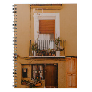 BRAUNER HOLZFENSTERRAHMEN MIT GRÜNEN PFLANZEN NOTIZBLOCK