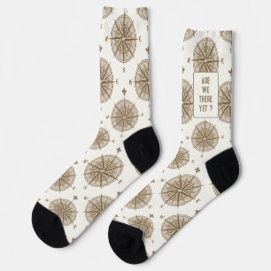Brauner Kompass und Text Socken