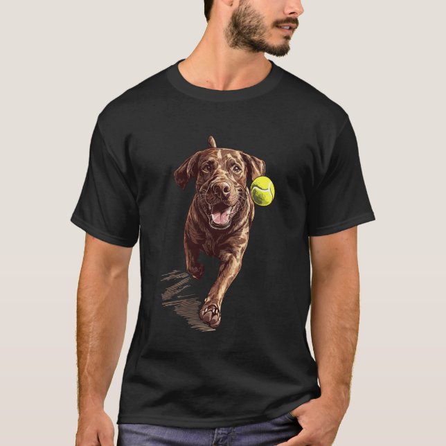 Brauner Labrador jagt Ball T-Shirt (Vorderseite)