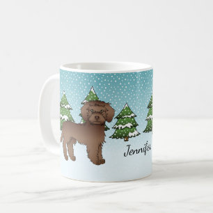 Brauner Mini Goldendoodle Hund in einem Winterwald Kaffeetasse