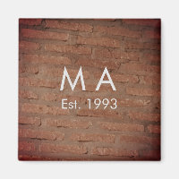 Brauner rustikaler Stein mit dem Namen Datum des J