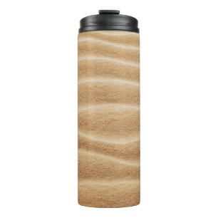 BRAUNER SAND MIT SCHATTEN VON PERSON THERMOSBECHER