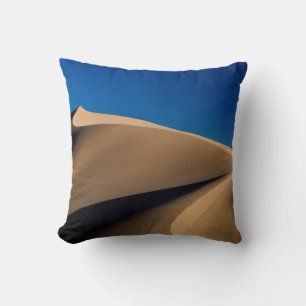 BRAUNER SAND UNTERM BLAUEN HIMMEL BEI TAGESLICHT KISSEN