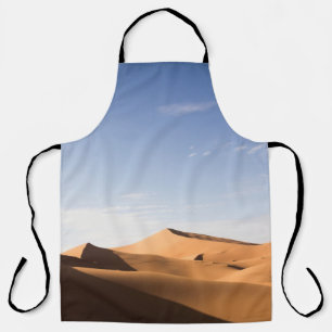 BRAUNER SAND UNTERM BLAUEN HIMMEL BEI TAGESLICHT SCHÜRZE