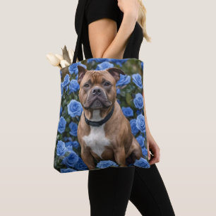Brauner Staffy im Garten mit blauer Rose,