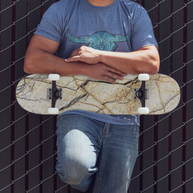 Brauner und schwarz getexturierter Stabstein Skateboard (Außenbereich 3)