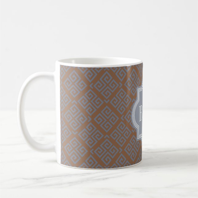 Braunes abstraktes geometrisches Mustermonogramm Tasse (Links)
