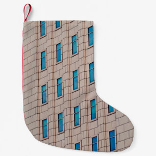 BRAUNES BETONGEBÄUDE AM TAGE KLEINER WEIHNACHTSSTRUMPF