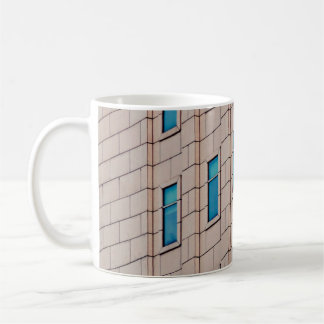 BRAUNES BETONGEBÄUDE WÄHREND DES TAGES KAFFEETASSE
